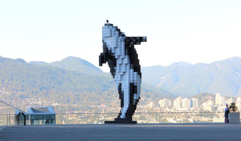 Statue d'une orque pixelisée