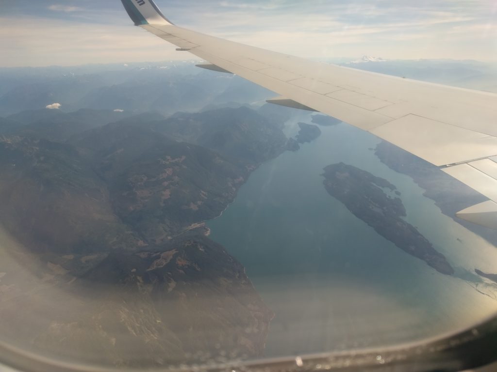 Survol de lacs avant Vancouver avec montagnes au loin