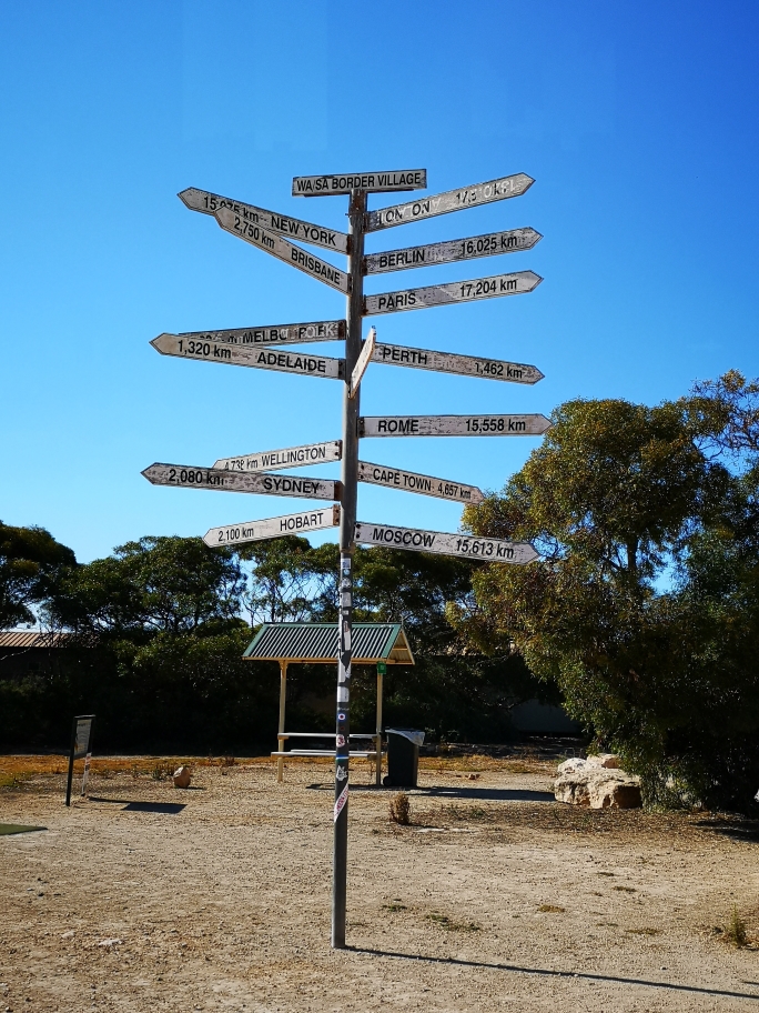 Panneau multi-directions à la frontière entre le South Australia et le Western Australia