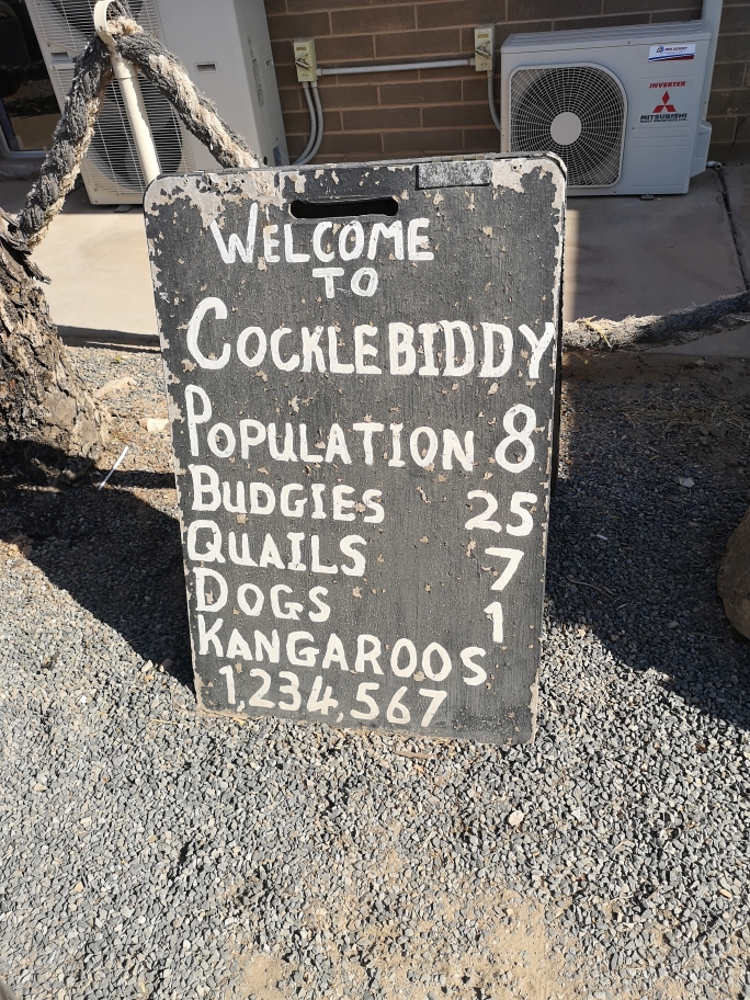 Panneau à Cocklebiddy, 8 habitants, 25 perruches, 7 cailles, 1 chien et 1 234 567 kangourous