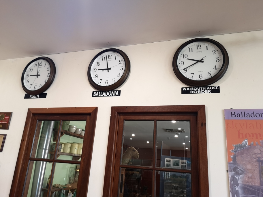 Horloges à Balladonia pour aider les touristes à s'en sortir avec les fuseaux horaires