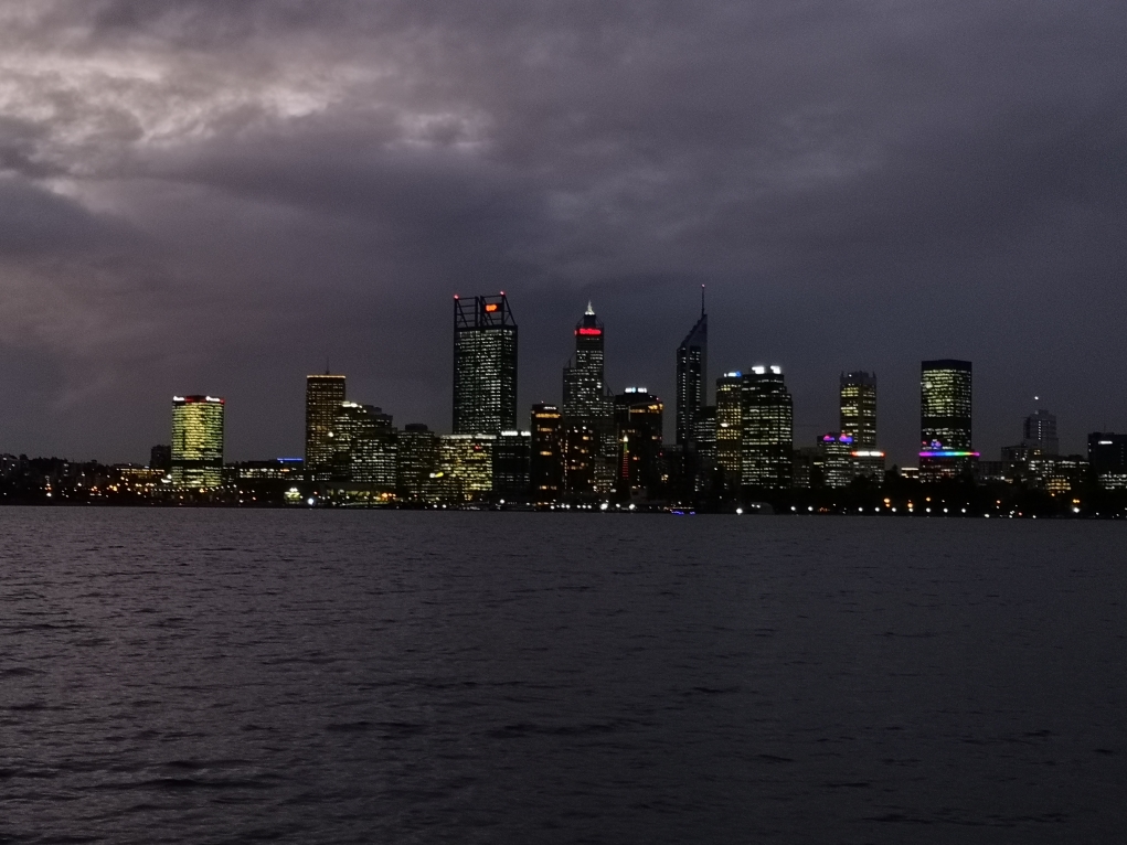 La nuit tombe peu à peu sur le CBD de Perth