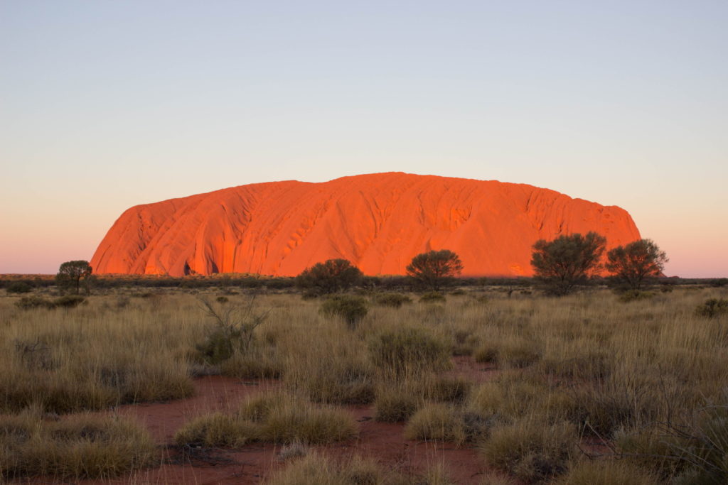 Stade 4 du coucher du soleil sur l'Uluru