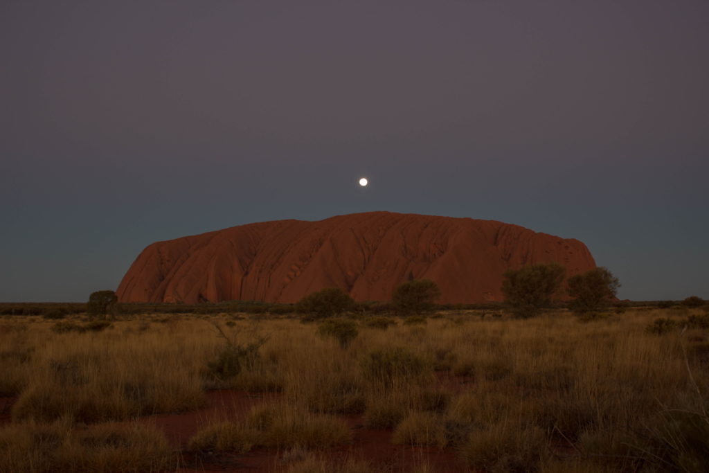 Stade 10 du coucher du soleil sur l'Uluru