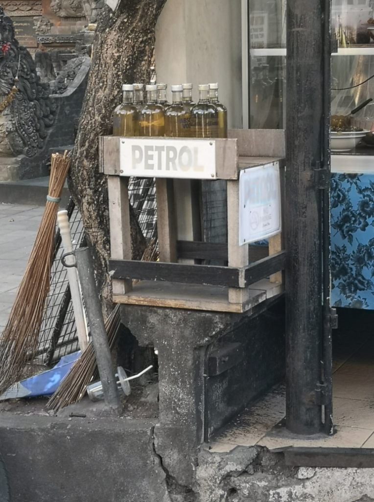 Vente d'essence en bouteilles de vodka pour les nombreux scooters qui sillonnent Bali