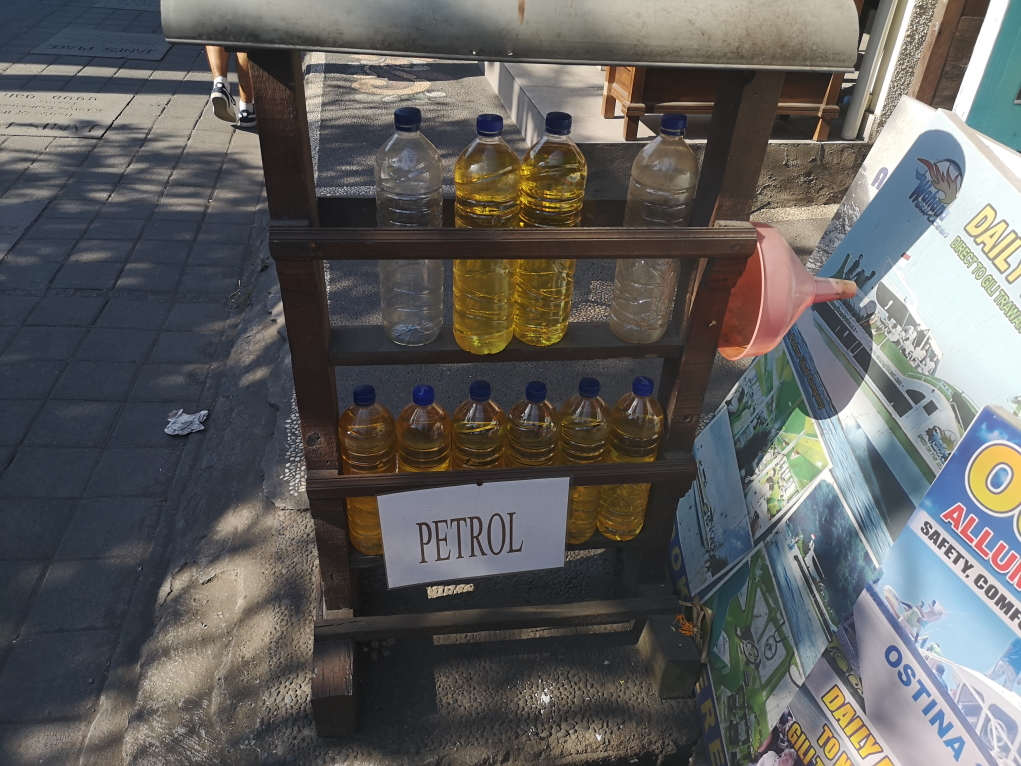 Vente d'essence au bord de la route: dans les beaux quartiers on a le droit à des bouteilles en plastique