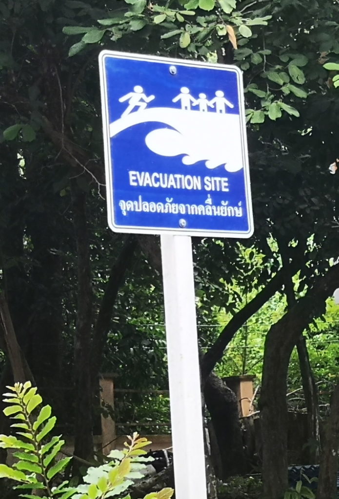 Panneau indiquant une zone d'évacuation en cas de Tsunami