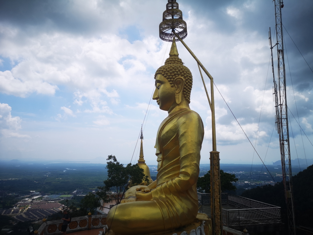 Le grand Bouddha doré au sommet