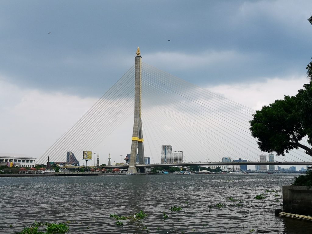 Pont Rama VIII vu depuis le Santi Chai Prakan Public Park