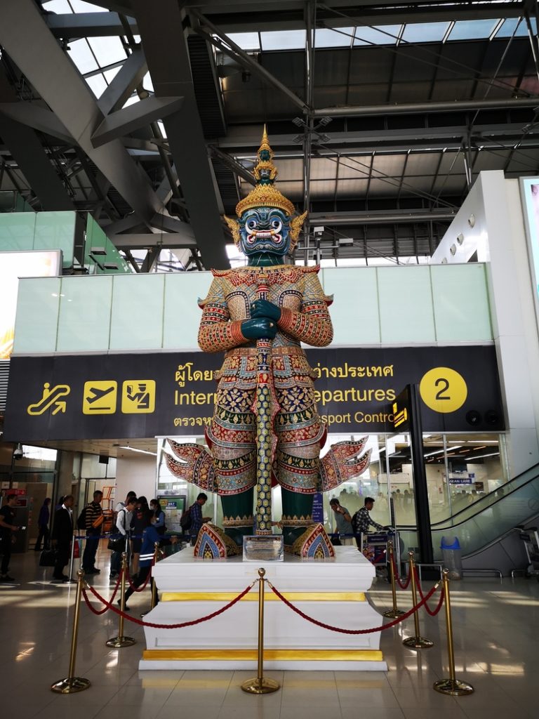 Un dernier coucou aux gardes royaux à l'aéroport de Bangkok