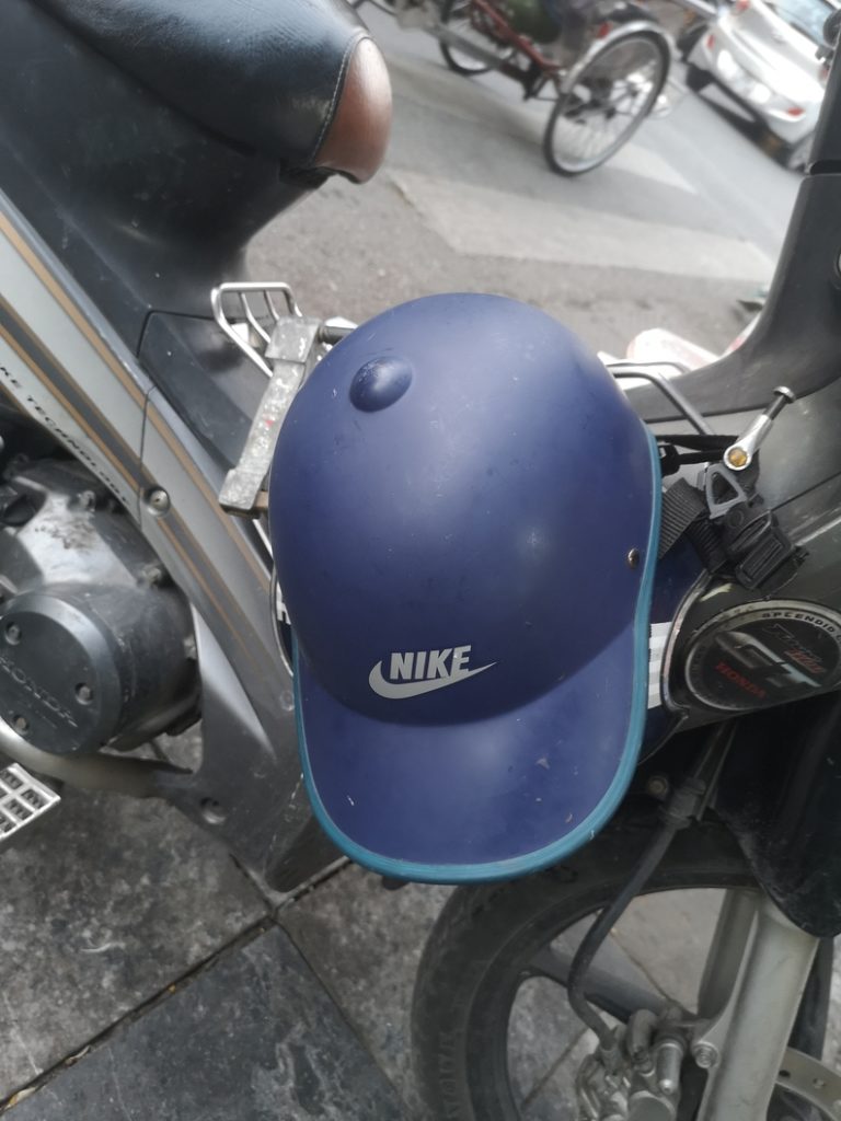 Le genre de casque utilisé par les vietnamiens pour les scooters. Parfois ils utilisent des anciens casques militaires