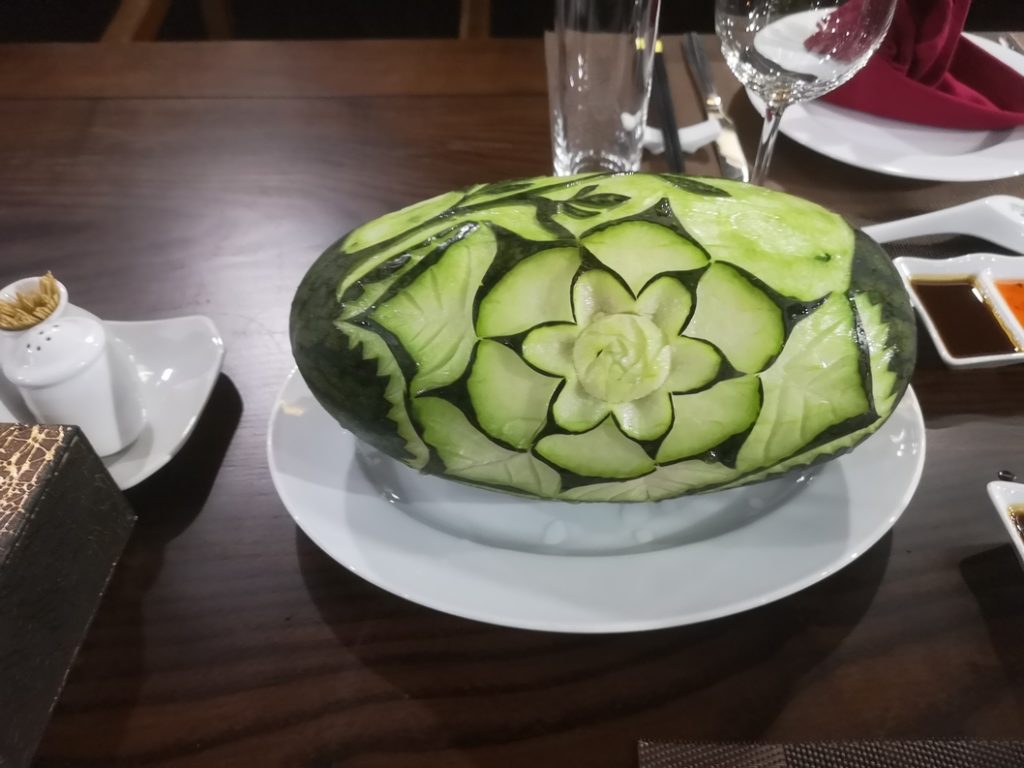 Démonstration de sculpture de légumes pour le repas du soir