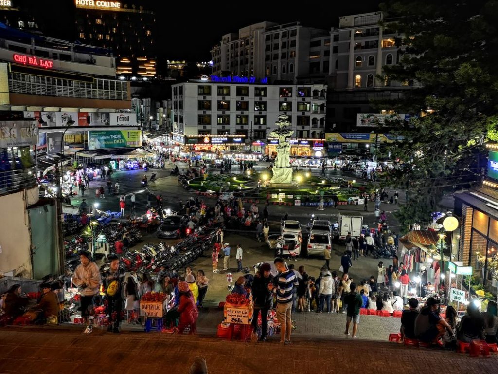 La place du marché nocturne de Da Lat 
