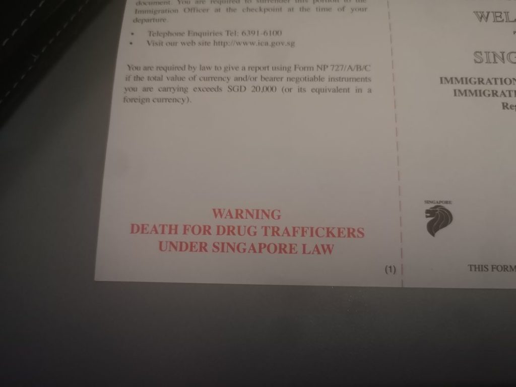 Formulaire de douane dans l'avion indiquant "Mort pour les trafiquants de drogue sous la loi de Singapour"