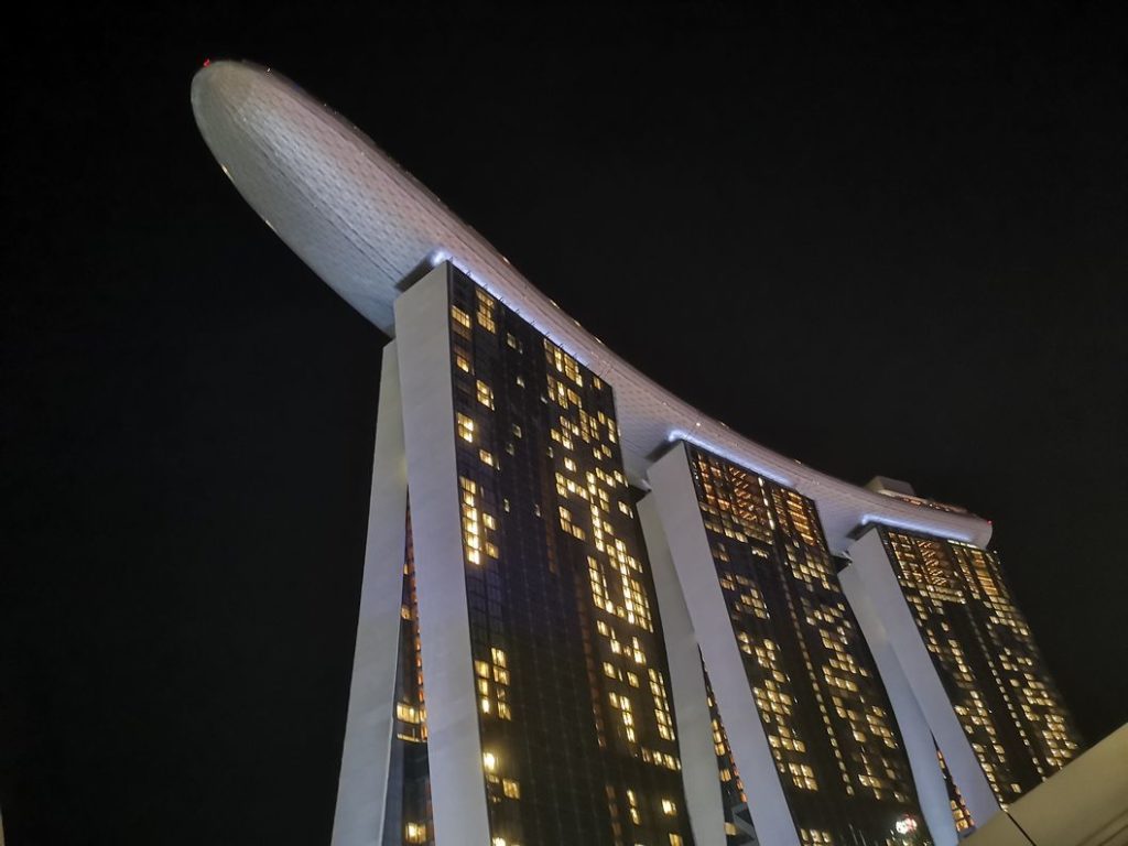 Vue sur l'hôtel du Marina Bay Sands. Moi je vois un train futuriste ici